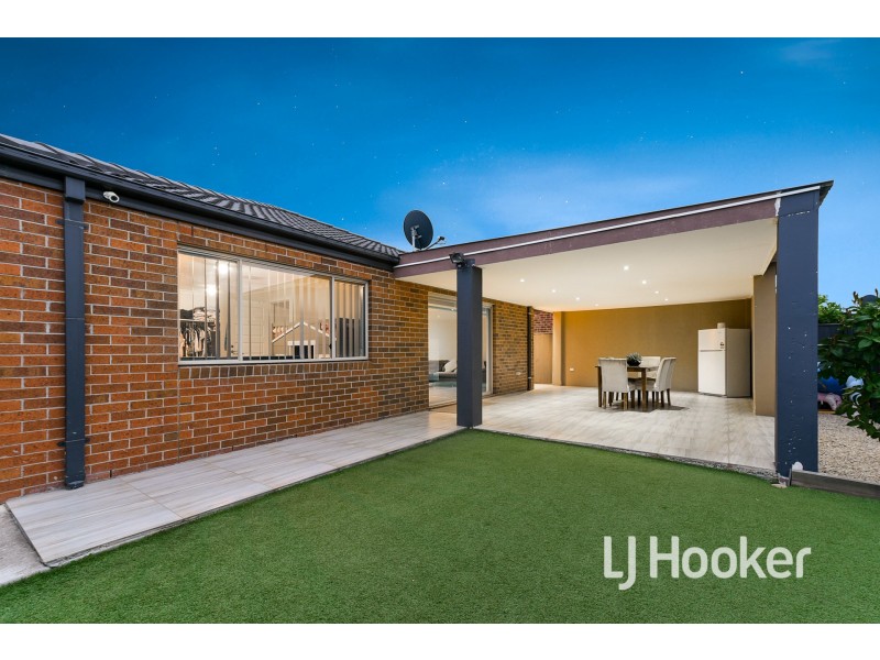 26 Fieldstone Crescent, Cranbourne North VIC 3977