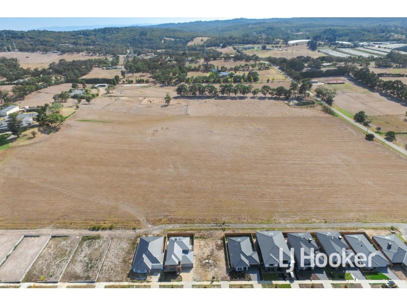 14 Ambleside Way, Officer VIC 3809