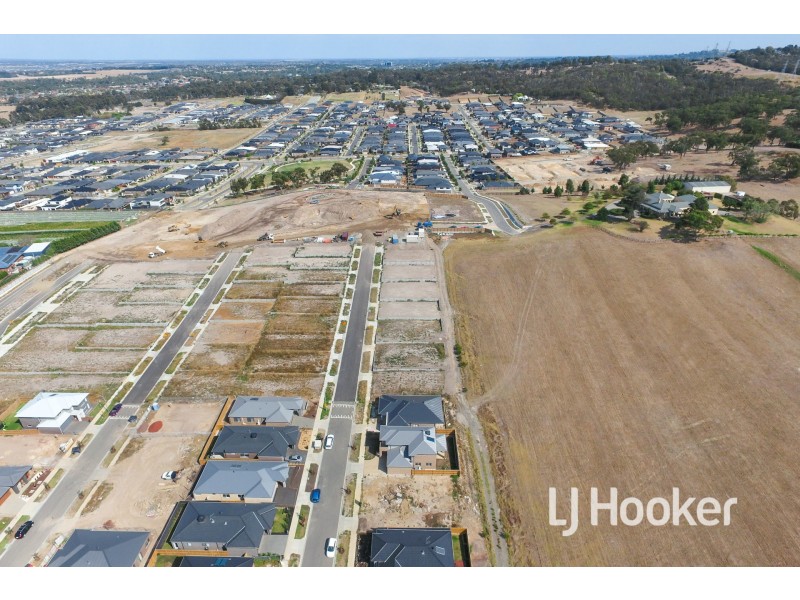 14 Ambleside Way, Officer VIC 3809