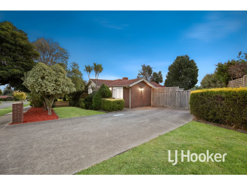 8 Joseph Banks Crescent, Endeavour Hills VIC 3802