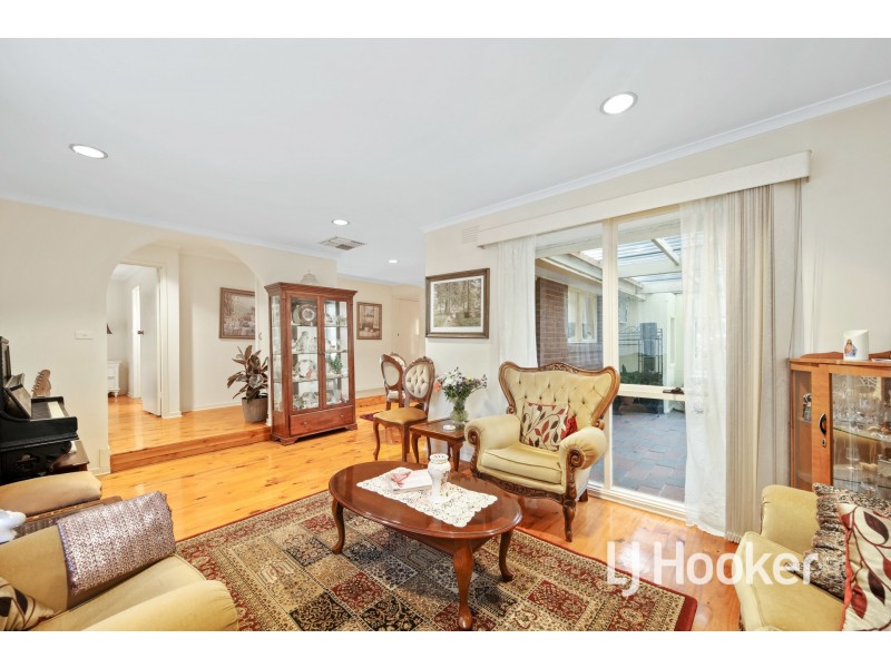 8 Joseph Banks Crescent, Endeavour Hills VIC 3802