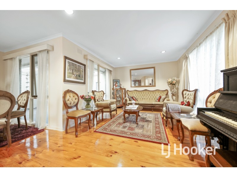 8 Joseph Banks Crescent, Endeavour Hills VIC 3802