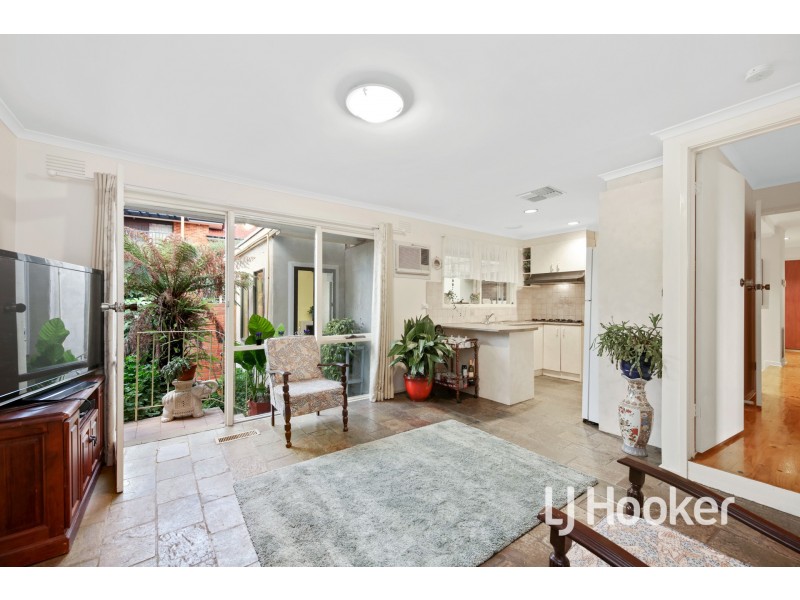 8 Joseph Banks Crescent, Endeavour Hills VIC 3802