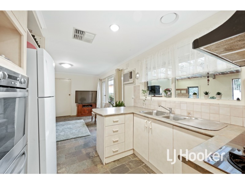 8 Joseph Banks Crescent, Endeavour Hills VIC 3802