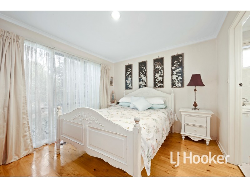 8 Joseph Banks Crescent, Endeavour Hills VIC 3802