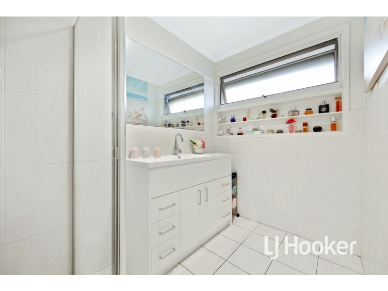 8 Joseph Banks Crescent, Endeavour Hills VIC 3802