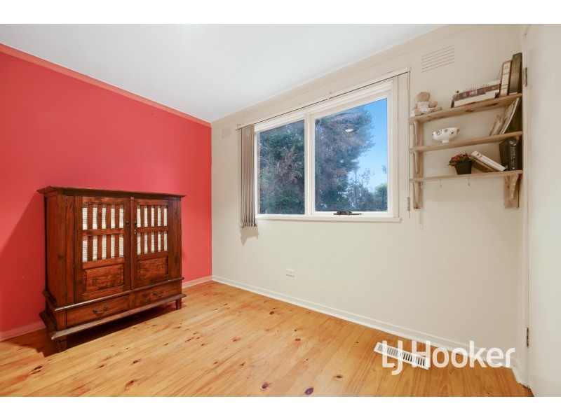 8 Joseph Banks Crescent, Endeavour Hills VIC 3802