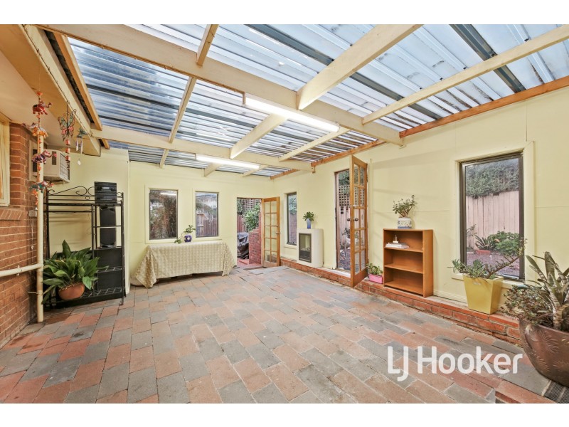 8 Joseph Banks Crescent, Endeavour Hills VIC 3802