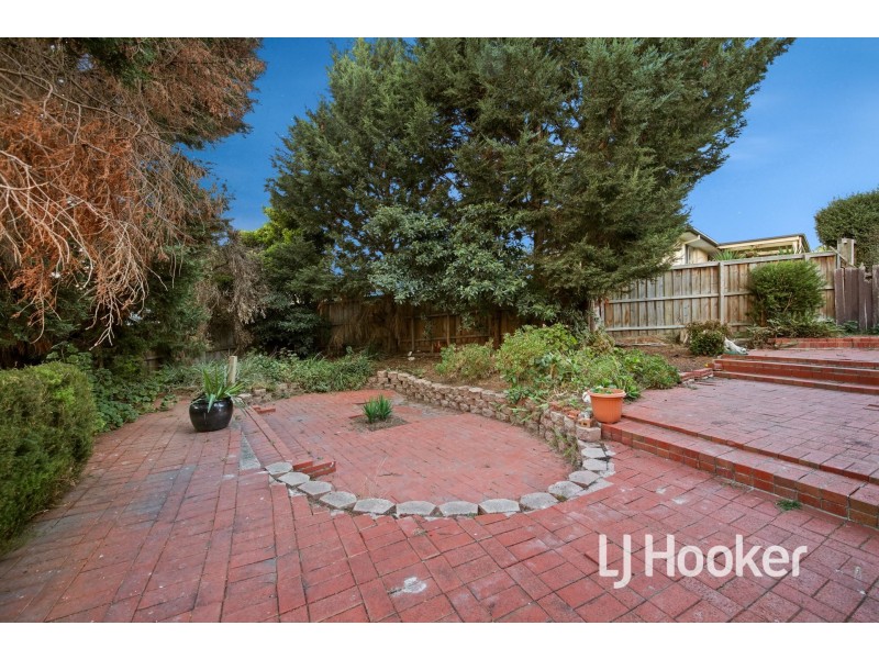 8 Joseph Banks Crescent, Endeavour Hills VIC 3802