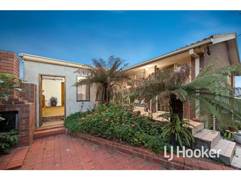 8 Joseph Banks Crescent, Endeavour Hills VIC 3802