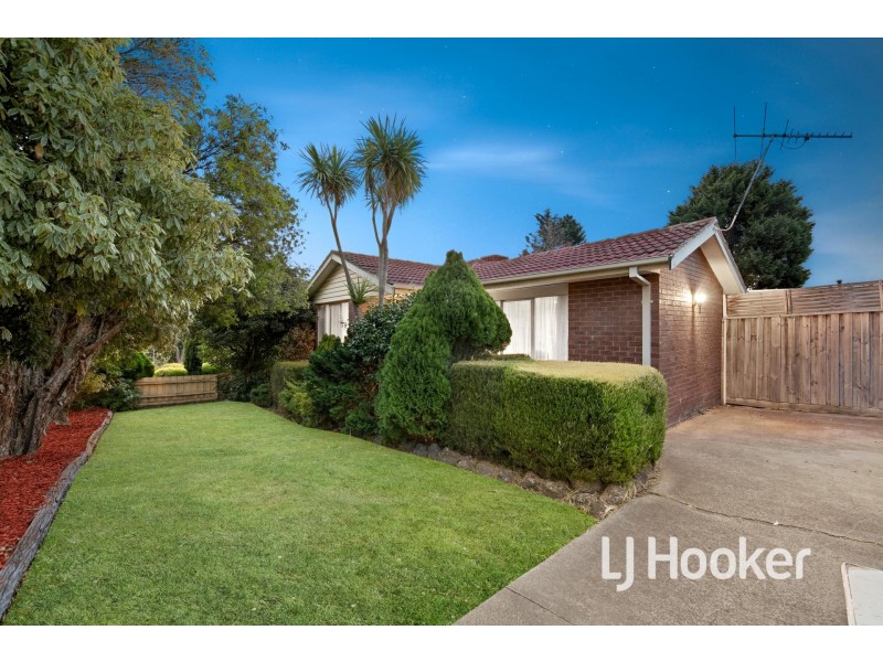 8 Joseph Banks Crescent, Endeavour Hills VIC 3802