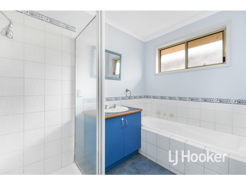 6 Middleham Close, Cranbourne West VIC 3977