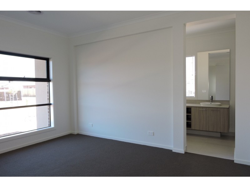 15 Orpington Drive, Clyde North VIC 3978