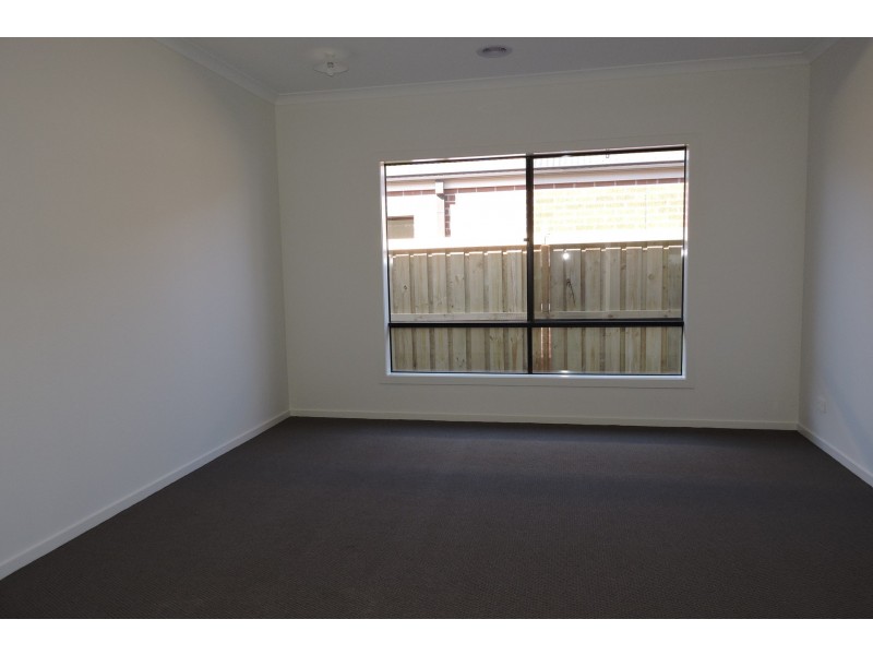 15 Orpington Drive, Clyde North VIC 3978