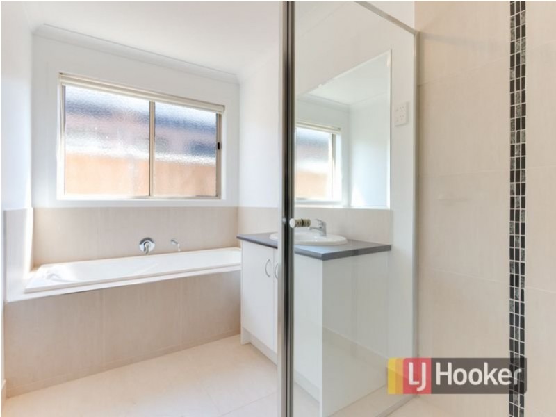 12 Loddon Place, Clyde North VIC 3978