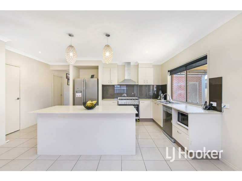 24 Stoneleigh Road, Cranbourne North VIC 3977