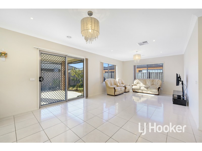24 Stoneleigh Road, Cranbourne North VIC 3977