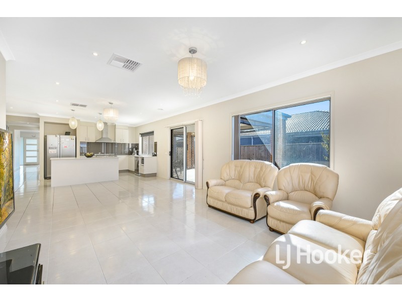 24 Stoneleigh Road, Cranbourne North VIC 3977