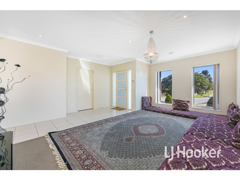 24 Stoneleigh Road, Cranbourne North VIC 3977