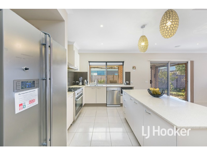 24 Stoneleigh Road, Cranbourne North VIC 3977