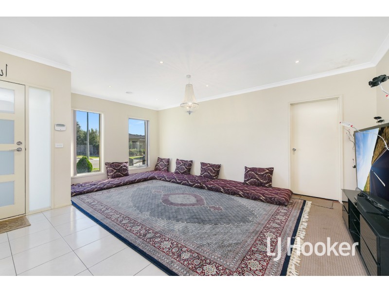24 Stoneleigh Road, Cranbourne North VIC 3977