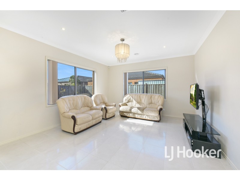 24 Stoneleigh Road, Cranbourne North VIC 3977
