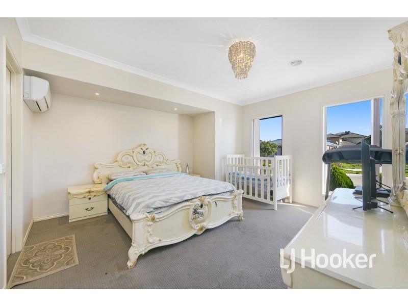 24 Stoneleigh Road, Cranbourne North VIC 3977