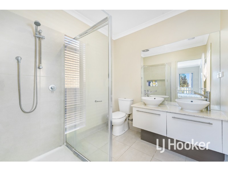 24 Stoneleigh Road, Cranbourne North VIC 3977