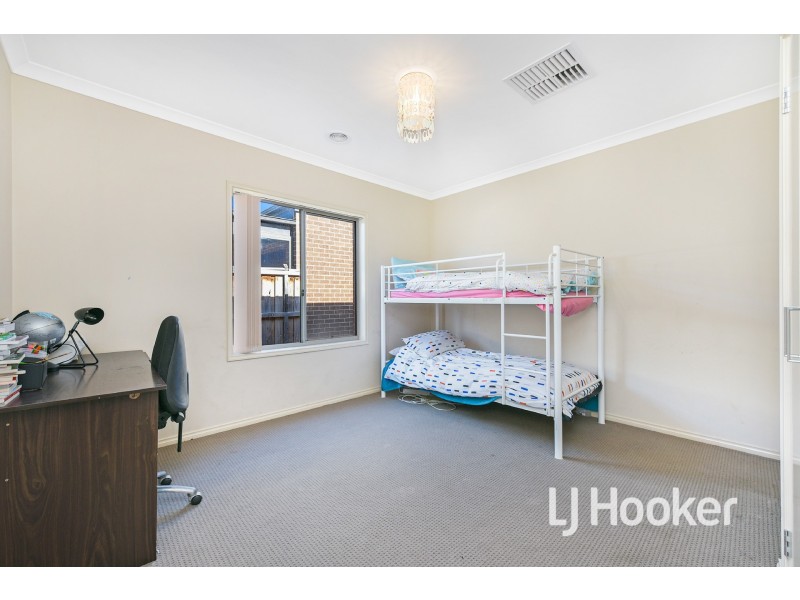 24 Stoneleigh Road, Cranbourne North VIC 3977