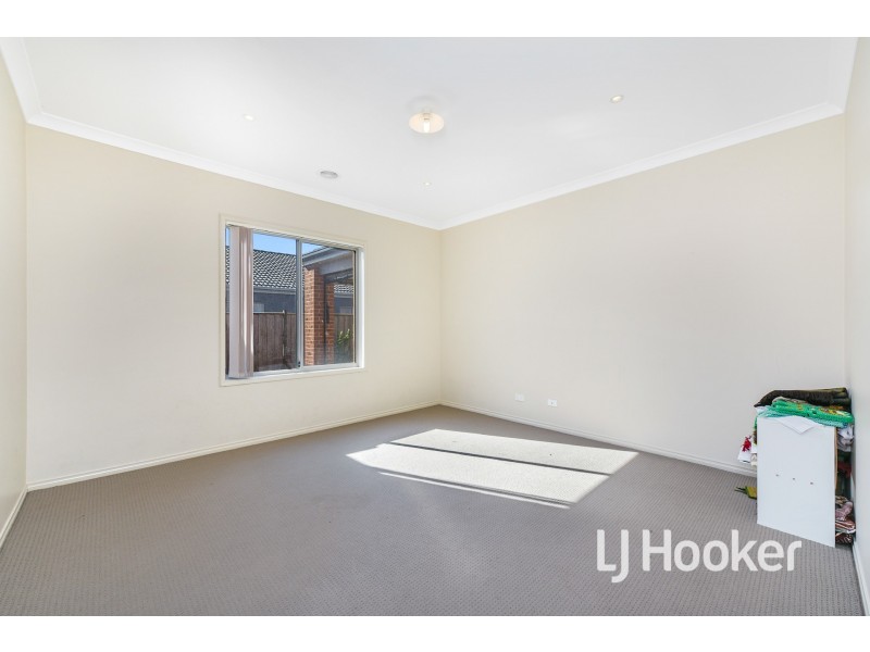 24 Stoneleigh Road, Cranbourne North VIC 3977