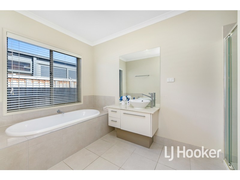 24 Stoneleigh Road, Cranbourne North VIC 3977