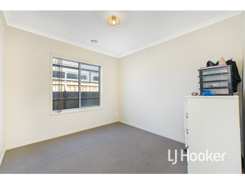 24 Stoneleigh Road, Cranbourne North VIC 3977