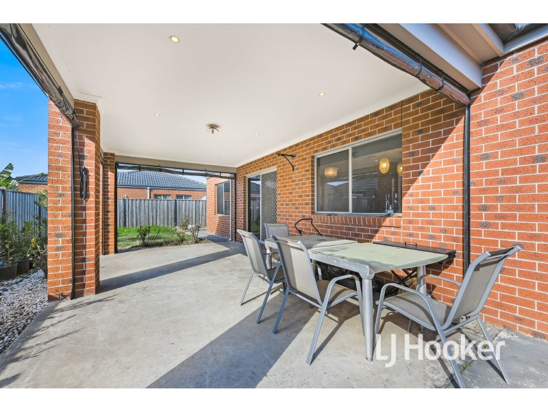 24 Stoneleigh Road, Cranbourne North VIC 3977