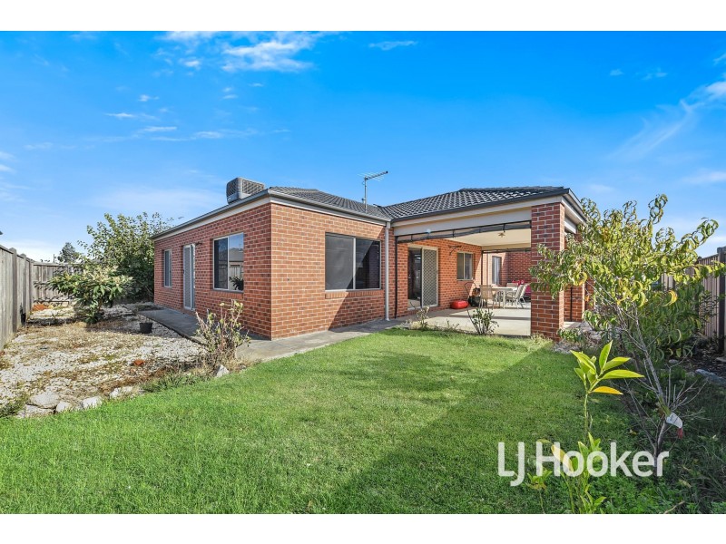 24 Stoneleigh Road, Cranbourne North VIC 3977