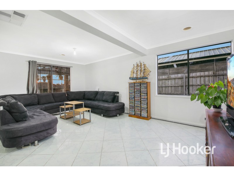 28 Manatoka Crescent, Hampton Park VIC 3976