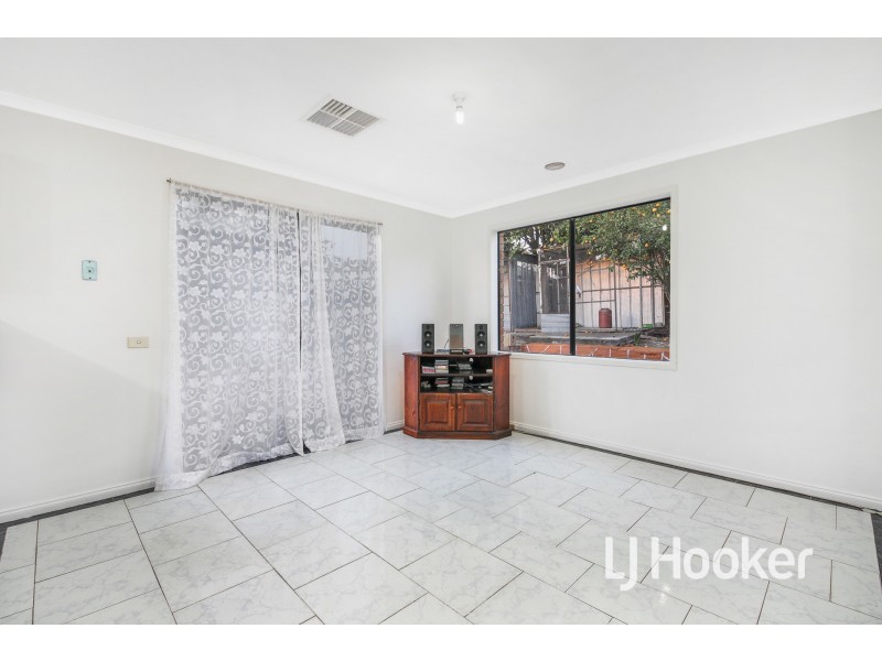 28 Manatoka Crescent, Hampton Park VIC 3976
