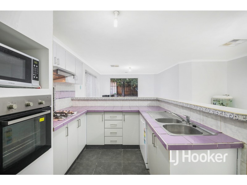 28 Manatoka Crescent, Hampton Park VIC 3976