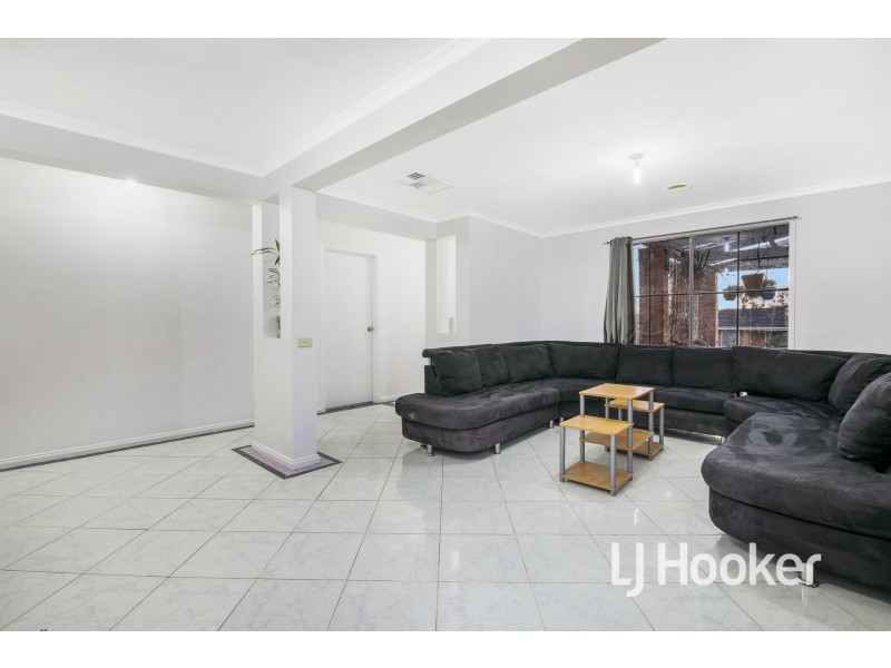 28 Manatoka Crescent, Hampton Park VIC 3976