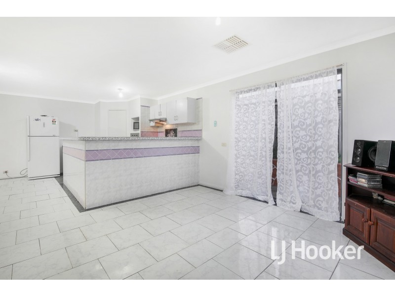 28 Manatoka Crescent, Hampton Park VIC 3976