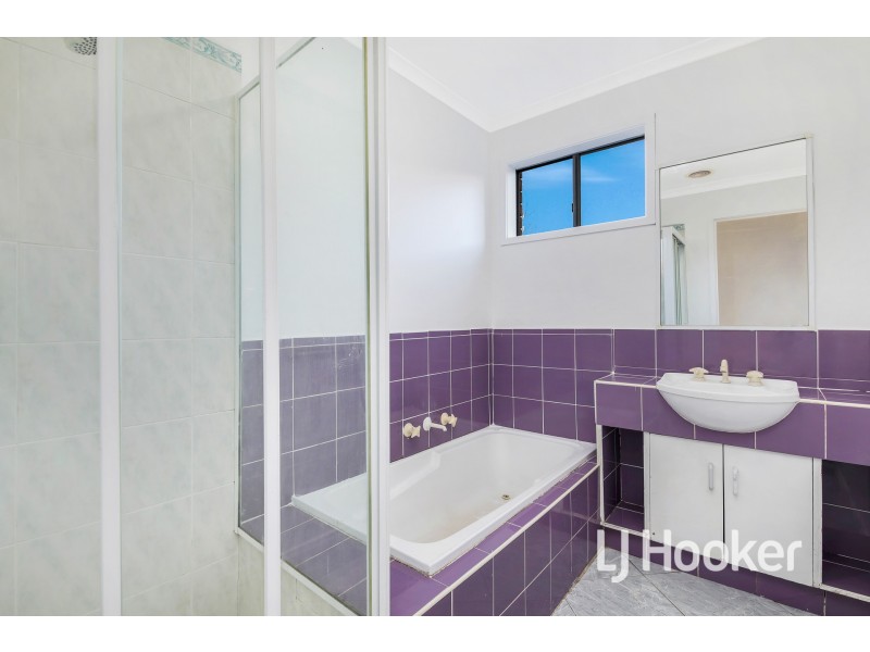 28 Manatoka Crescent, Hampton Park VIC 3976