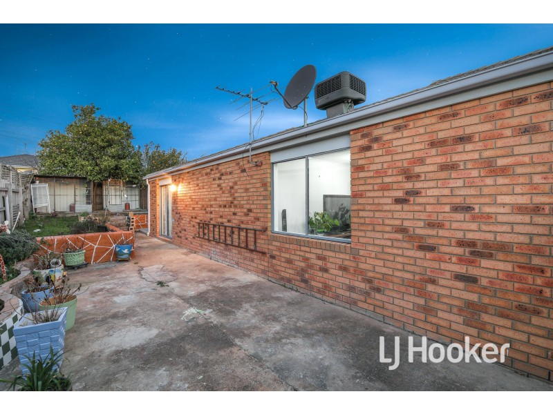 28 Manatoka Crescent, Hampton Park VIC 3976