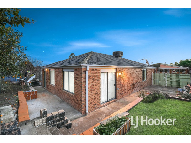 28 Manatoka Crescent, Hampton Park VIC 3976