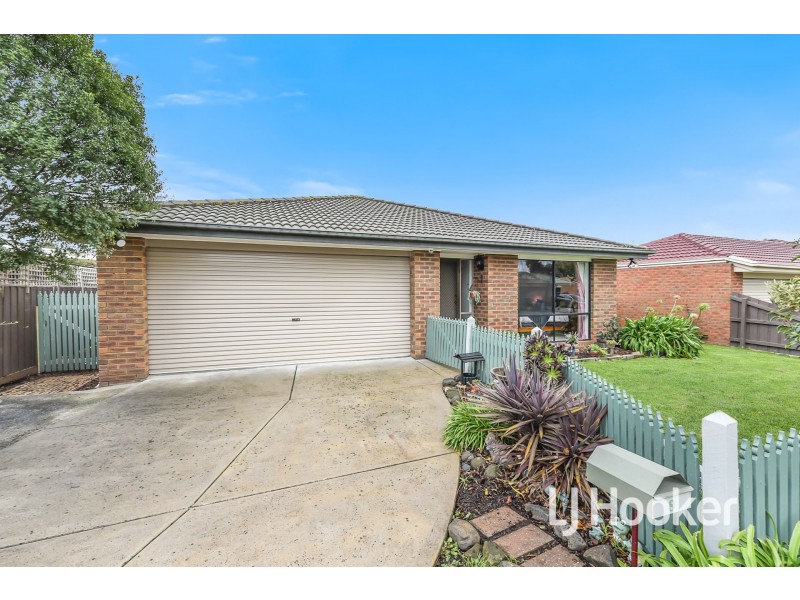 8 Trafalgar Way, Cranbourne East VIC 3977
