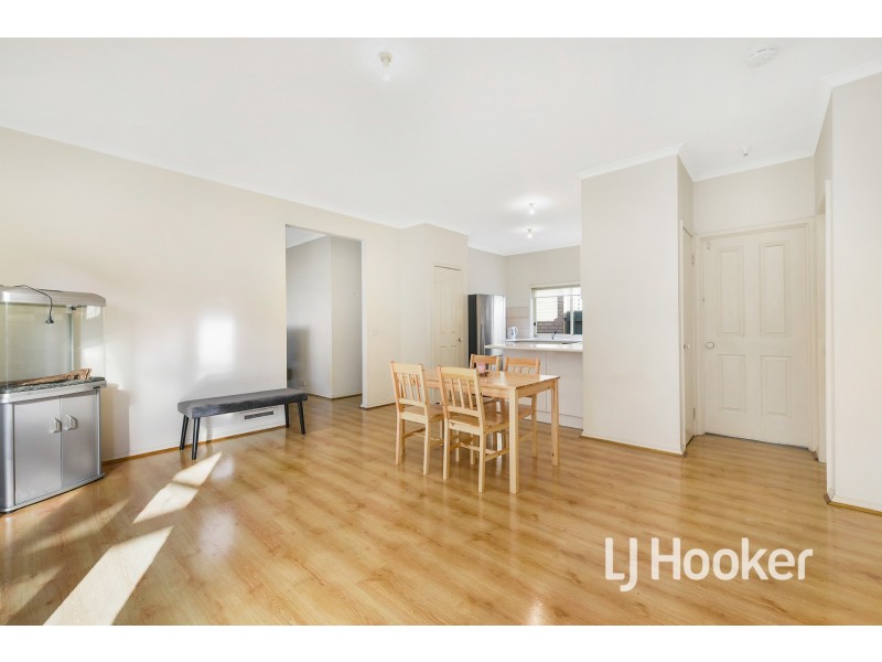 32 Lindsay Crescent, Lynbrook VIC 3975