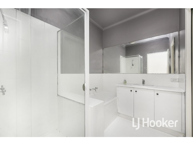 32 Lindsay Crescent, Lynbrook VIC 3975