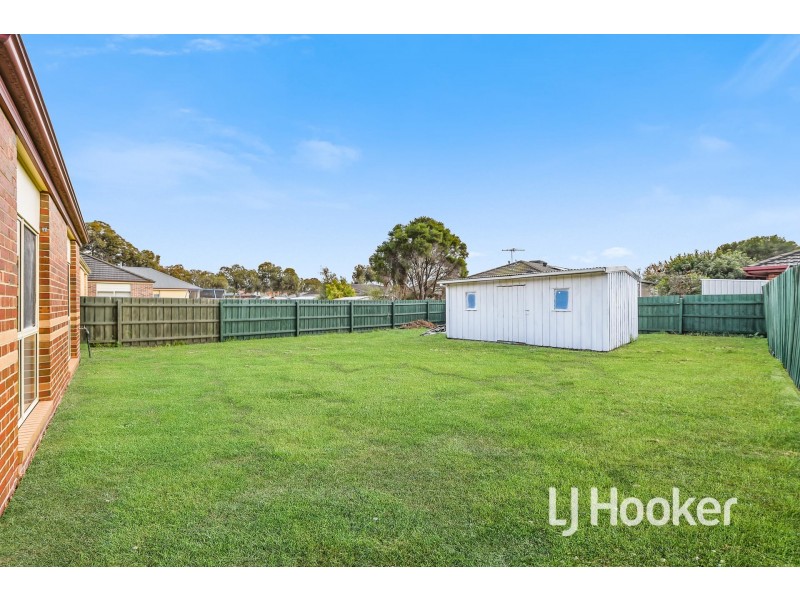 32 Lindsay Crescent, Lynbrook VIC 3975