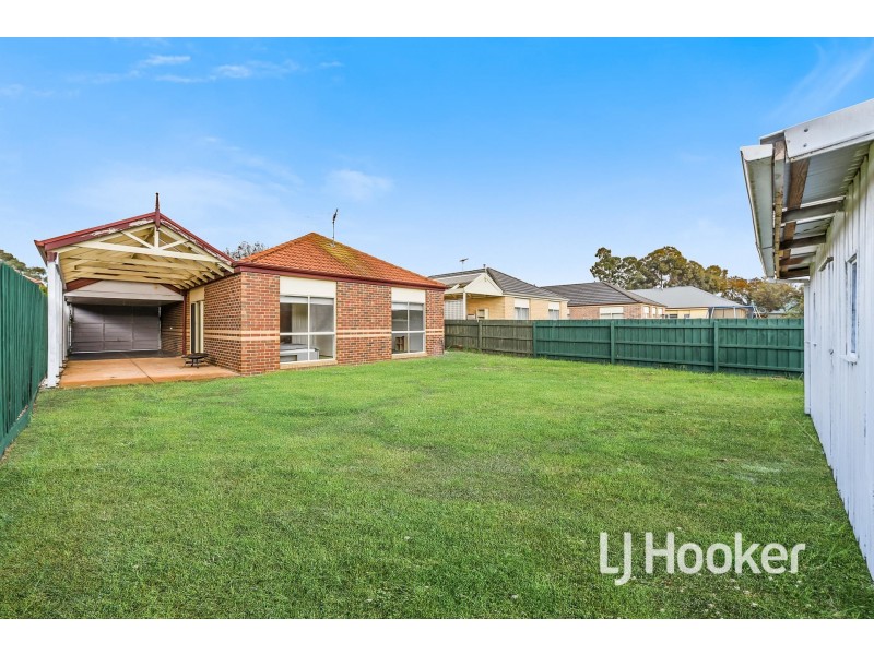 32 Lindsay Crescent, Lynbrook VIC 3975