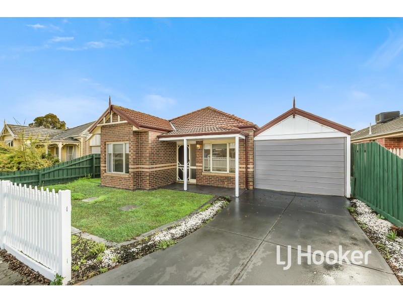 32 Lindsay Crescent, Lynbrook VIC 3975