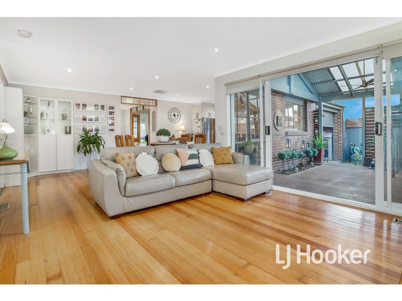 8 Lindsay Crescent, Lynbrook VIC 3975