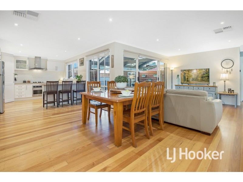 8 Lindsay Crescent, Lynbrook VIC 3975